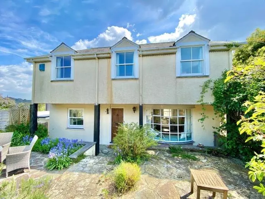 Cherry Tree Cottage in St Minver Cornwall with garden and patio area