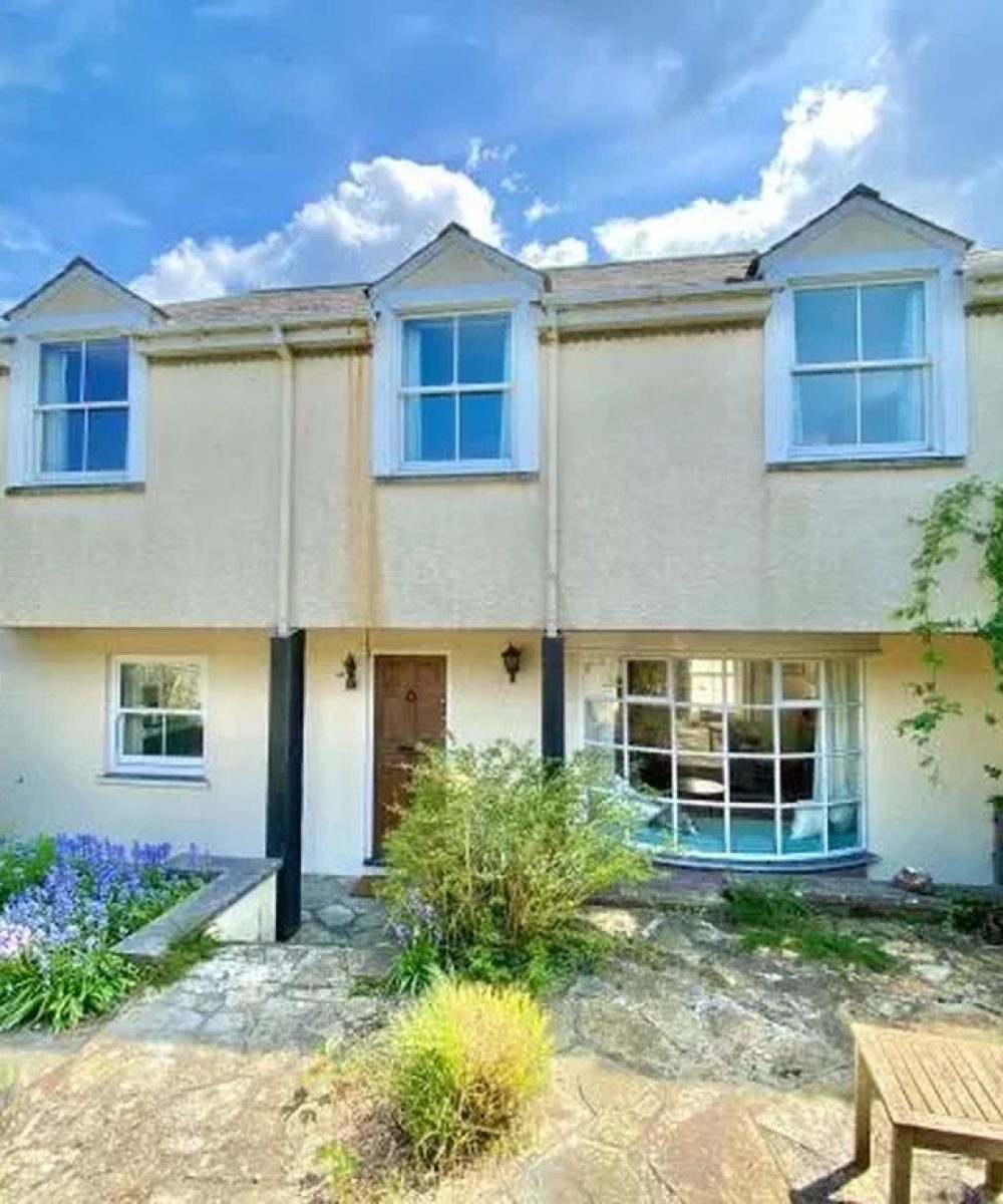 Cherry Tree Cottage in St Minver Cornwall with garden and patio area