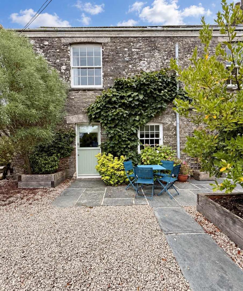 laundry-cottage-exterior-blue-sky-optimised